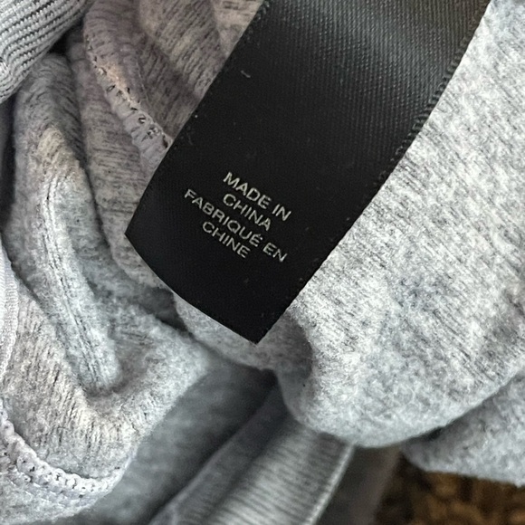 Mondetta gray mock neck cross over thumb hole athletic performance top - Picture 3 of 6